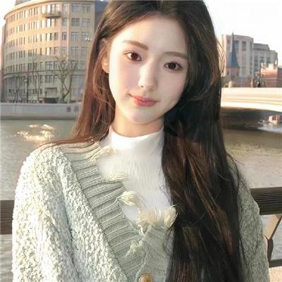 她背后的那双手